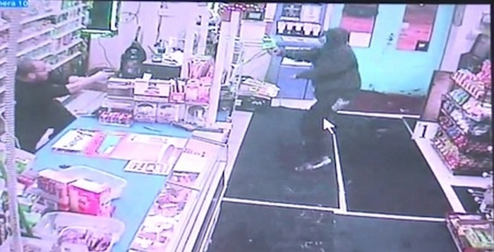 Владелец магазина вступил в перестрелку с вооруженным грабителем