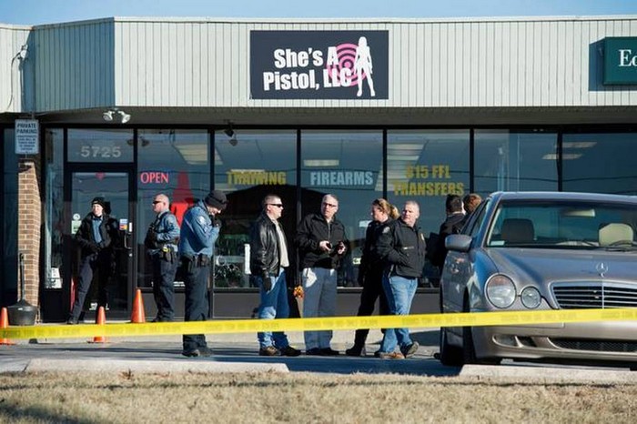 Поліцейські оглядають місцевість зокола магазину зброї «She's a Pistol»