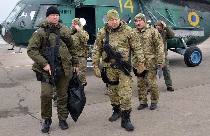 Турчинов со штурмовой винтовкой «Форт-221»