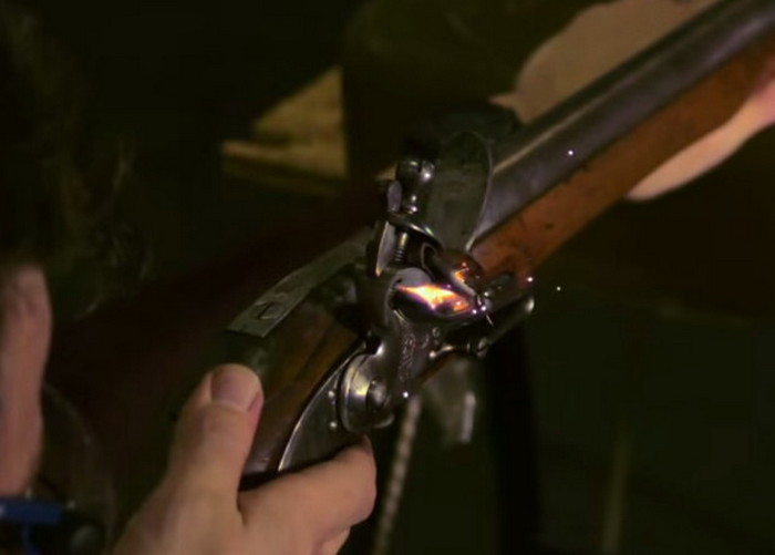 Як виглядає постріл з кремінного мушкета у сповільненій зйомці