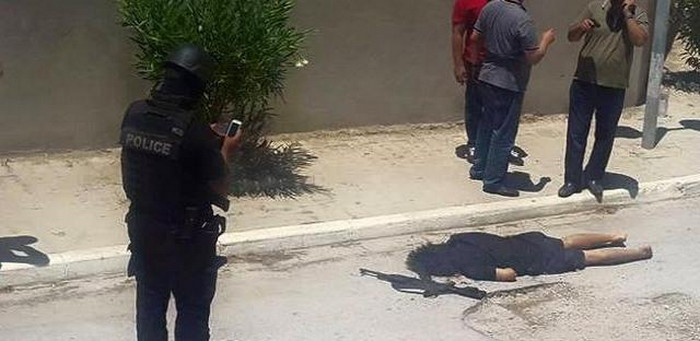 Тело одного из нападавших лежит на месте, где его застрелили