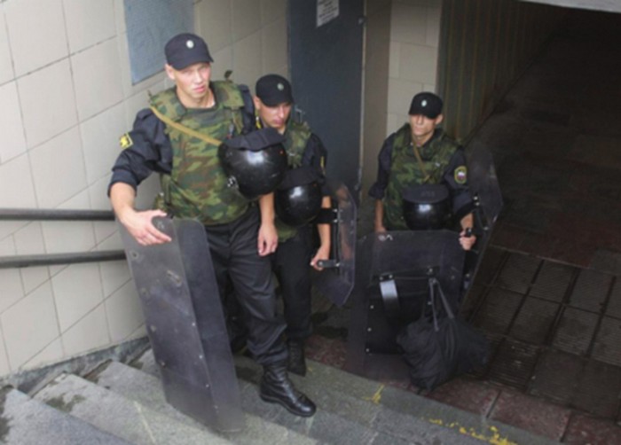 Российскую полицию вооружат щитами с электрошокером