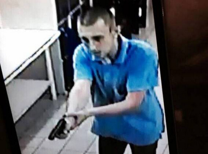 На официальном сайте МВД выложили фото подозреваемого с камер наблюдения в супермаркете