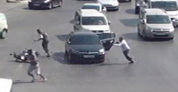 Турецький водій застосував зброю проти грабіжників, що залізли в його машину