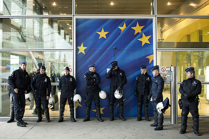 В Брюсселе полицейские протестуют против дежурств без оружия