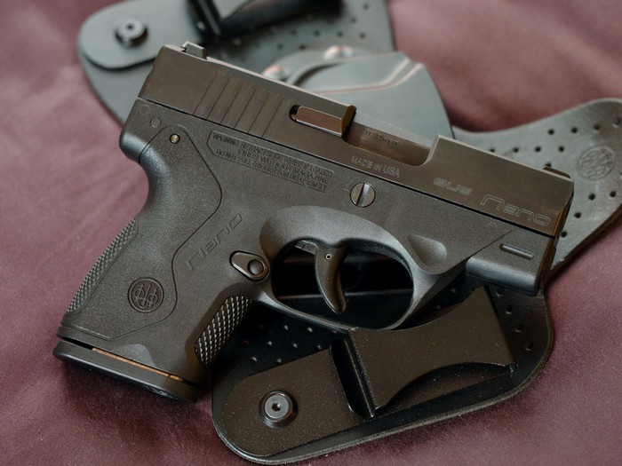 Пістолет, у якого повністю відсутні випуклі деталі, які могли б чіплятися за одяг