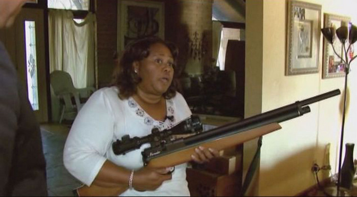 Мерилін Вільямс зі своєю пневматичною гвинтівкою