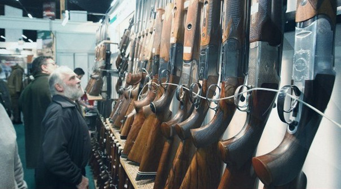 Через наплив біженців, в Австрії зросли продажі зброї