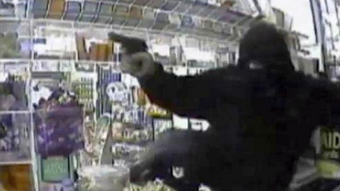 Грабителя с пистолетом сняла камера видеонаблюдения