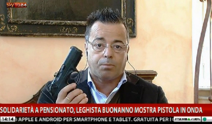 В прямом эфире мэр города Боргосезия Джанлука Буонанно продемонстрировал пистолет