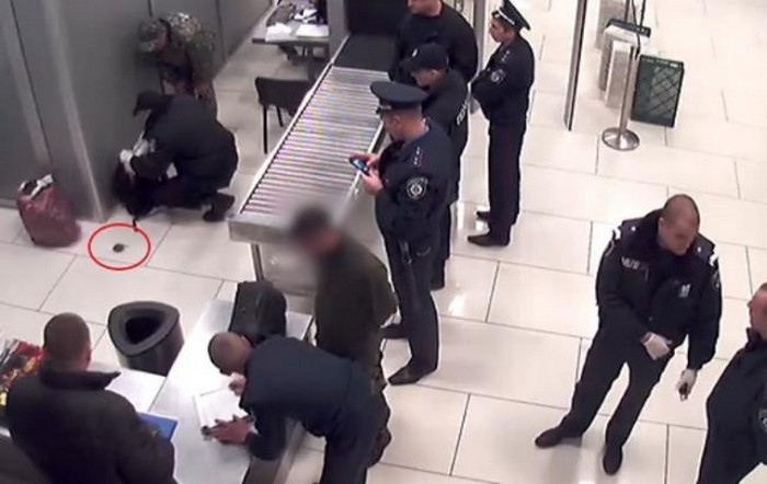 В киевском аэропорту у мужчины изъяли гранату