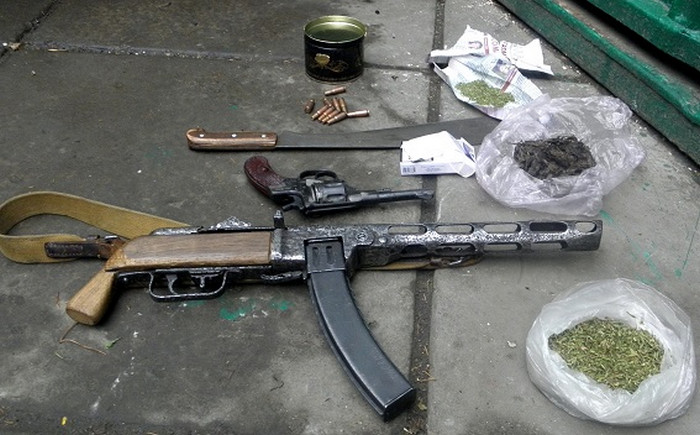 У Києві охоронець автостоянки продавав зброю і наркотики