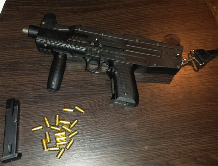 На Кіровоградщині у водія знайшли пістолет-кулемет