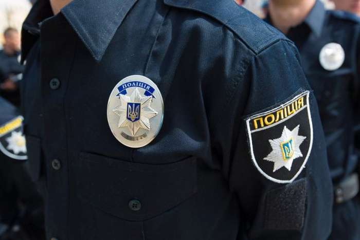 Патрульні в Києві застосували зброю проти чоловіка з гранатами