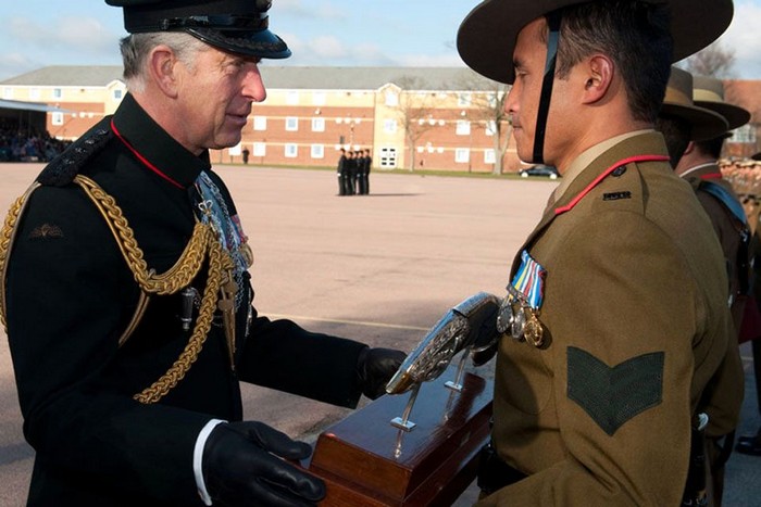 Шеф полка принц Чарльз награждает гуркхов по возвращению из Афганистана
