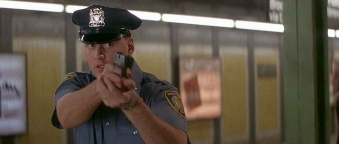 Полицейский из фильма «Крепкий орешек 3» держит Glock 17