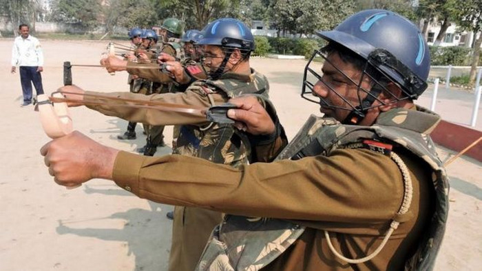 Индийских полицейских вооружат рогатками