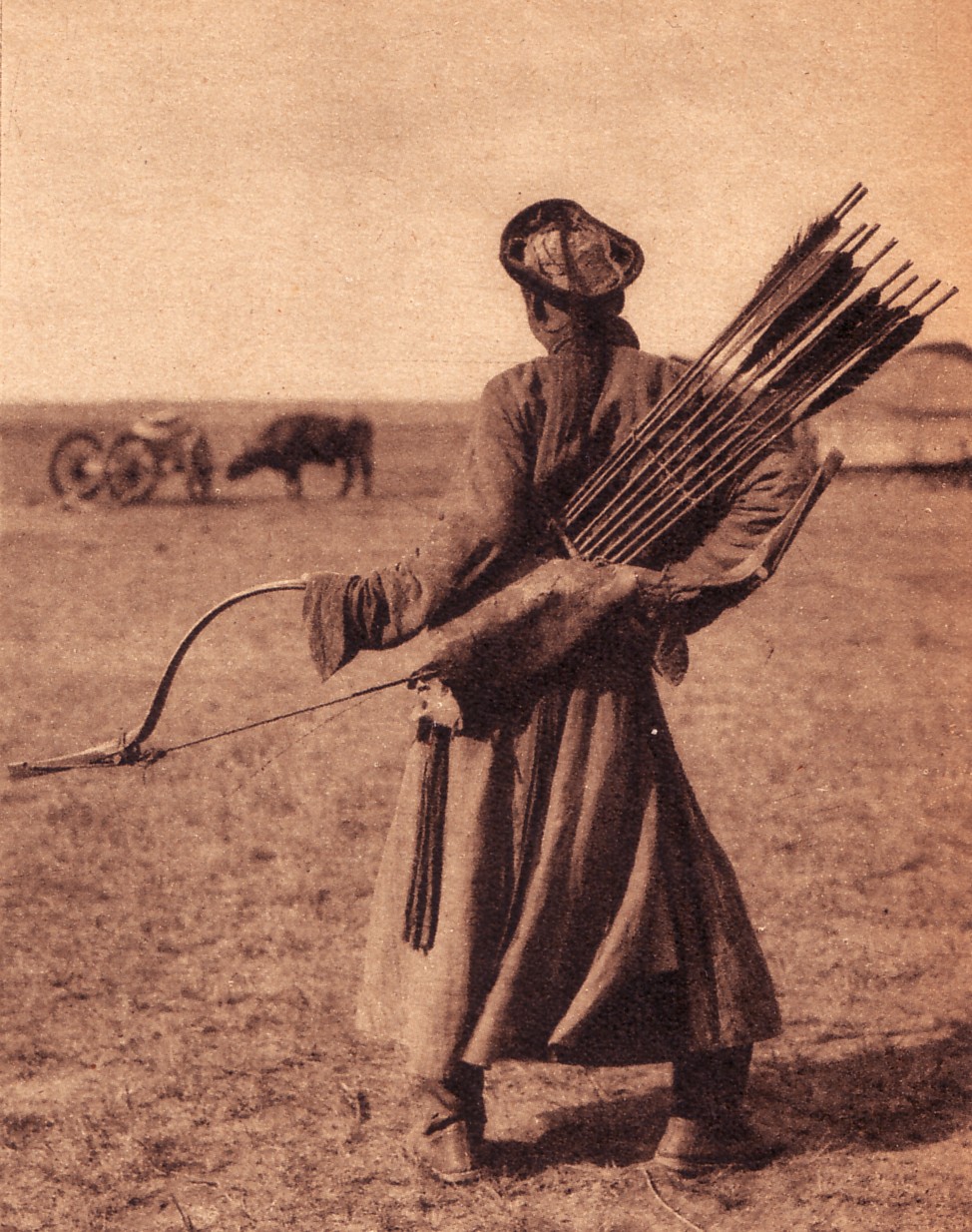 Традиционный монгольский лучник (лук явно не мелкий), фото 1940. Знатоки говорят, что маньчжурский