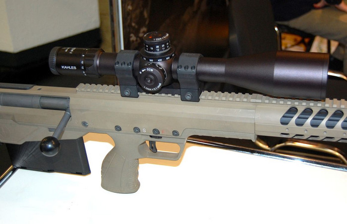Desert Tech является партнером известного австрийского производителя оптики Kahles и представленная на выставке винтовка была оснащена популярным прицелом K624i 6-24 x 56 данной фирмы