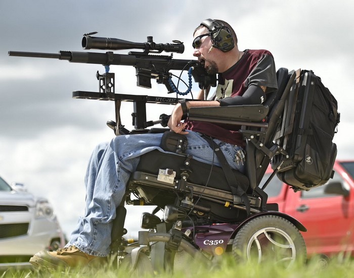 42-річний Майк Снук використовує спеціальну гвинтівку із кріпленням до інвалідного візка. Незважаючи на свою травму, він став успішним стрільцем по мішенях
