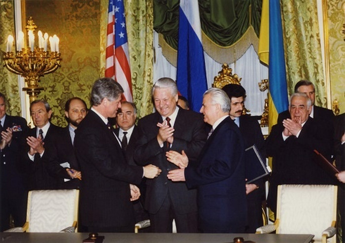 10 січня 1994 року Україна відмовилась від ядерної зброї