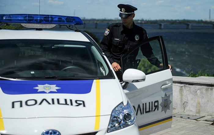 Хуліган розбив переднє бокове скло поліцейської Toyota Prius