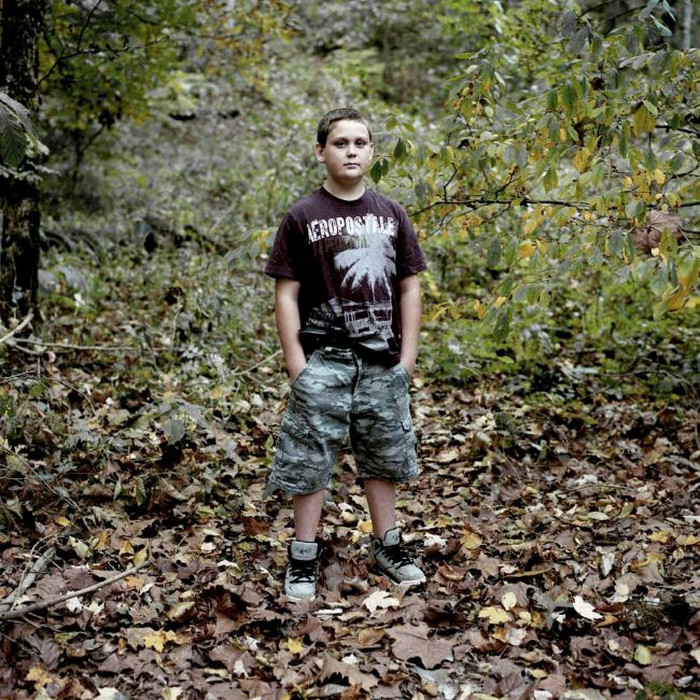 11-летний Коннор Бертрам, для фото он позирует с отцовским пистолетом за поясом