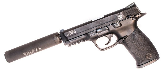 Пистолет под патрон .22LR и глушитель – верное начало для знакомства с огнестрельным оружием