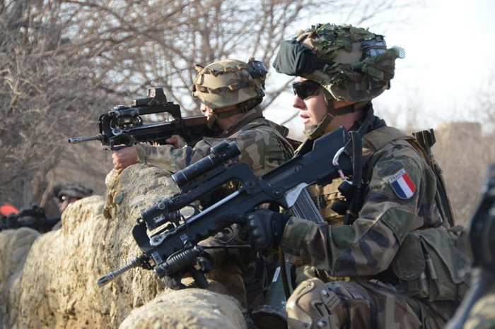 Французькі військові з гвинтівками FAMAS