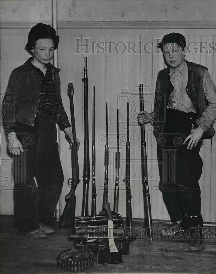 Seven Rifles Used to Hold Off Ten Police Officers (1941)
