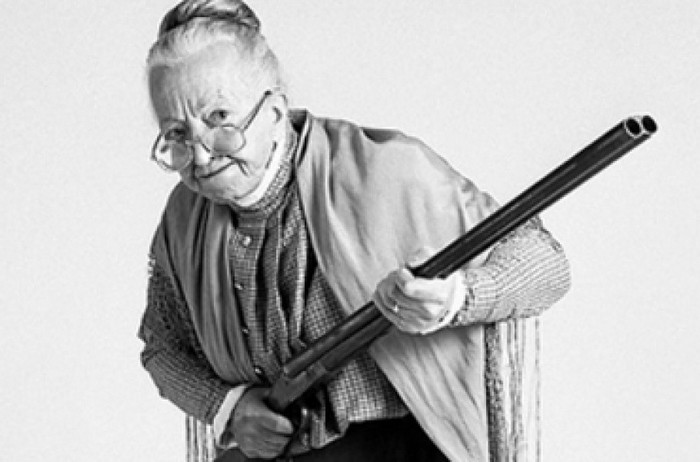 77-річна бабуся з рушницею прогнала грабіжників без жодного пострілу