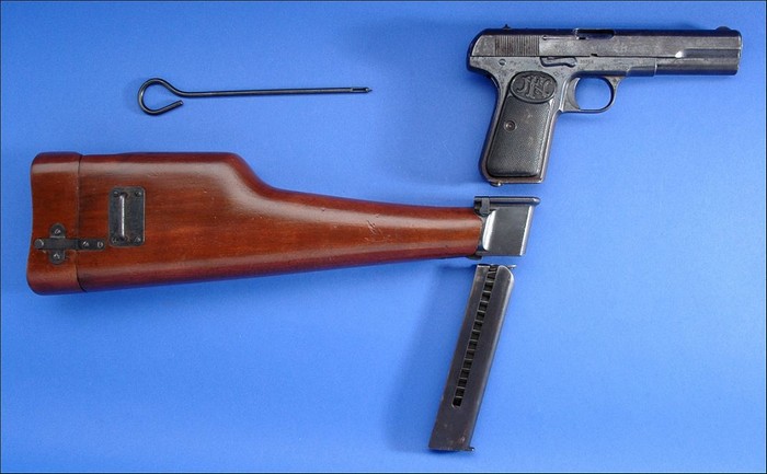 Бельгийский пистолет FN Browning Model 1903 с характерным отъемным прикладом и удлиненным магазином.