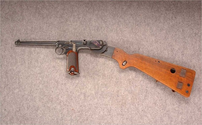 Пистолет Borchard C93 был первым серийным самозарядным пистолетом и первым таким пистолетом с кобурой-прикладом.