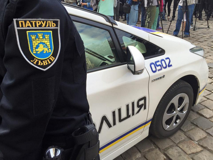 У Львові патрульні зі стрільбою зупинили підлітків на краденій автівці