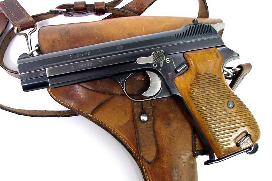 SIG P210 в своем «классическом» виде. Буква «P» на спусковой скобе пистолетов раннего выпуска обозначает Private – гражданскую модель, в то время как на армейских значилось «A» – Armee, а на пистолетах немецкого заказа «D» – Deutsch