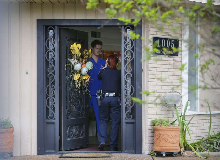 Стоматолог, который подстрелил эксгибициониста, открывает дверь сотруднице полиции
