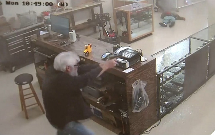 Видеокамеры зафиксировали как владелец оружейного магазина дал отпор двоим вооруженным грабителям