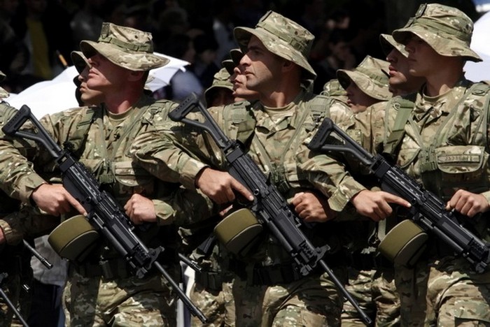 Бойцы грузинских сил специального назначения с пулемётами «Негев»
