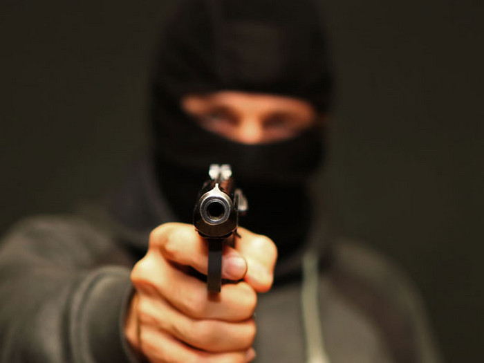 В Николаеве вооруженные бандиты в масках ограбили секонд-хенд