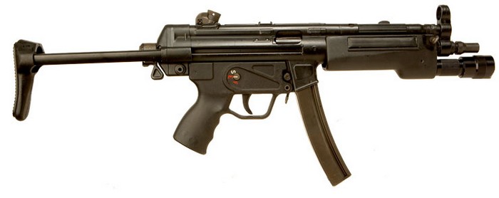 20. Enfield МР5 – копія німецького пістолета-кулемета виробництва британської компанії Royal Small Arms Factory. На фото – деактивована версія зброї зі зміненою ствольною накладкою