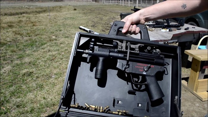 5. MP5-K suitcase – ця модифікація поставляється у комплекті зі спеціальним кейсом. Його особливість у тому, що можна стріляти, не виймаючи MP5 з кейса