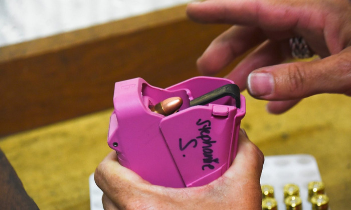 Лідер місцевого збройового клубу Стефані Стокман використовує спідлоадер для спорядження магазина