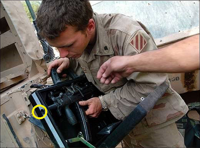 Солдат инспектирует отверстие для стрельбы
