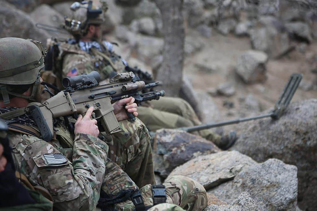 Солдат во время передышки в Афганистане. Армия США рассматривает вооружение солдат винтовками под патрон 7,62 мм наподобие Mk.17 SCAR-H