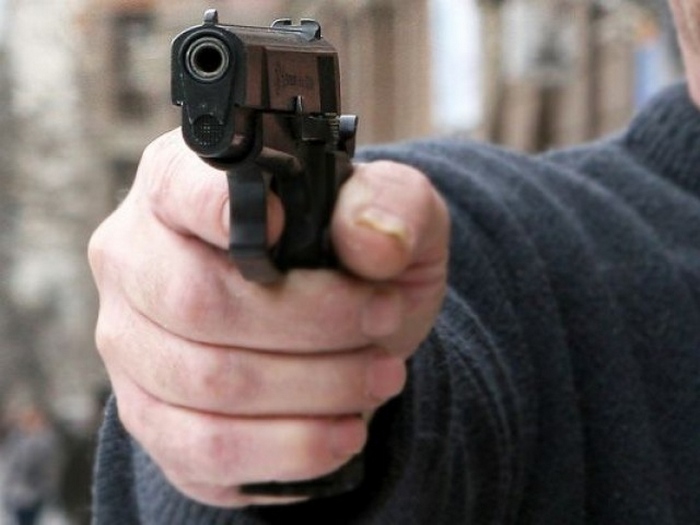 В Івано-Франківську водій застосував зброю проти молодиків, що намагалися викрасти його авто