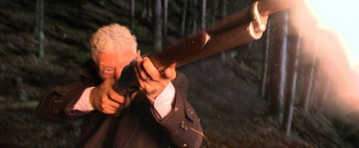 Батлер обучал Лэнга обращению с ружьем Winchester Model 1901.