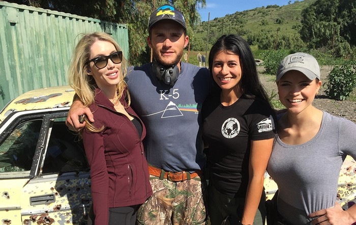 Модель Никки Грэй, актер Скотт Иствуд и профессиональные стрелки Джессика Хук и Тори Нонака во время перерыва на стрельбище Батлера.