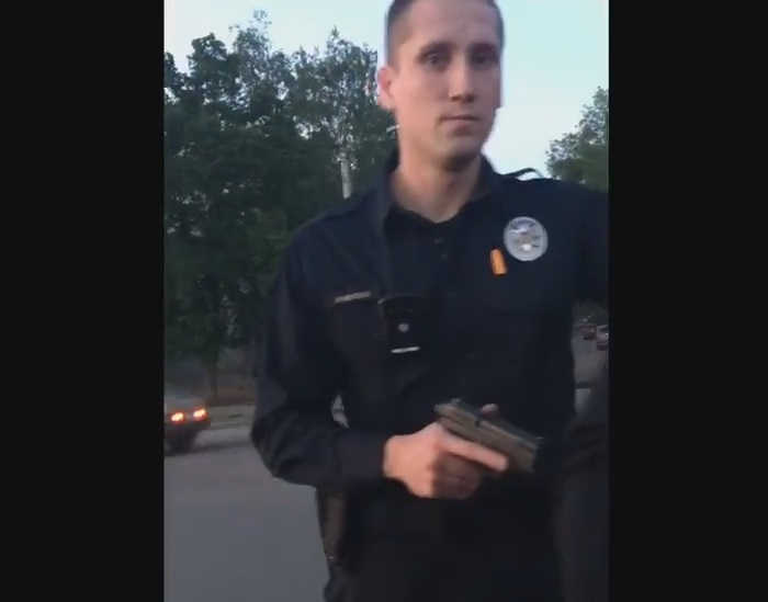 У Харкові поліцейський з пістолетом в руках шукав зброю у громадян