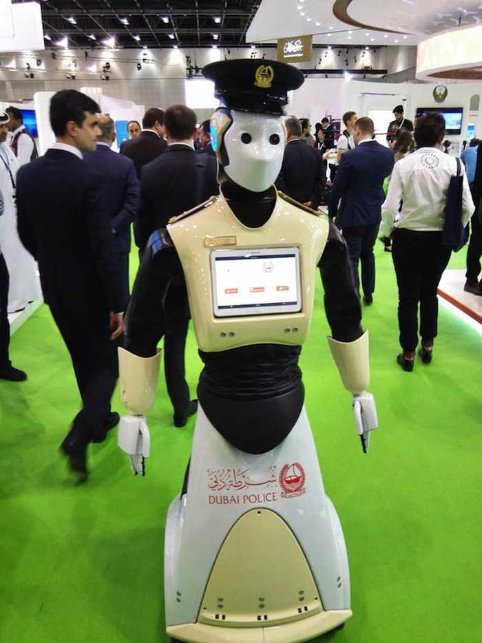 Первый прототип робота-полицейского был представлен еще в 2016 году на выставке GITEX в Дубае