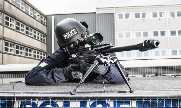 Полицейский снайпер с крупнокалиберной винтовкой Accuracy International AX 50 под патрон .50BMG
